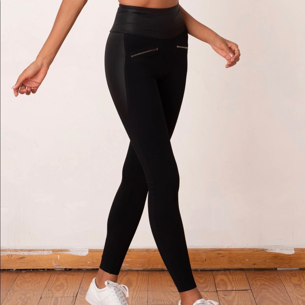 ADAY - Throw it Higher Leggings -Black -Medium - don’t fit me